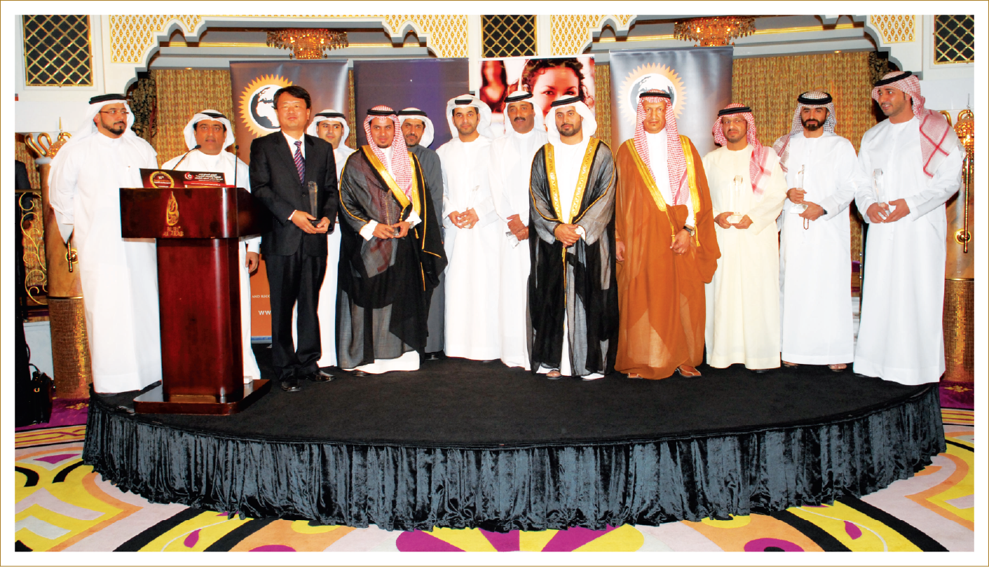 Group photo of dignitaries and honorees at a Middle East excellence awards ceremony